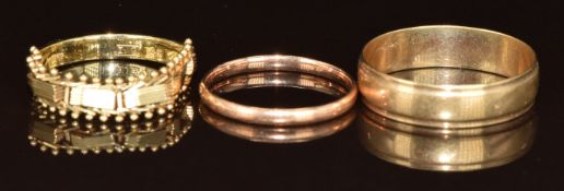 A 14k gold ring (3.1g, size R), a 9ct gold wedding band (2.4g, size W) and a 9ct rose gold wedding
