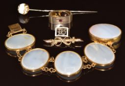 A yellow metal scarf ring set with a ruby (3.8g), 9ct gold brooch (1.2g), 9ct gold letter B clasp