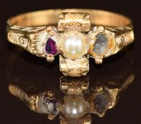 Victorian ring set with a split pearl and a garnet (one garnet missing), 1.3g, size M