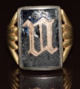 A 9ct gold ring with italic initial, 6g, size U