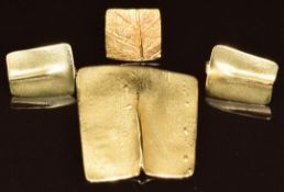 Two 18ct gold pendants, one with matching earrings, 8.9g