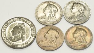 Four Queen Victoria Jubilee coins / medals, diameter 27mm, together with a larger example