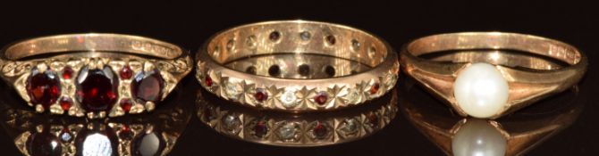 Three 9ct gold rings, one set with a pearl, one with garnets and the other garnets and quartz, 9.2g,