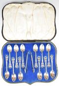 Cased set of 12 George V hallmarked silver teaspoons and tongs, with pierced decoration, London
