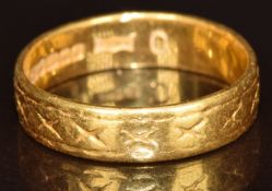 A 22k gold wedding band / ring with cross decoration, 4.6g, size N/O