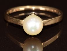 A 14k gold ring set with a pearl, 2g, size N