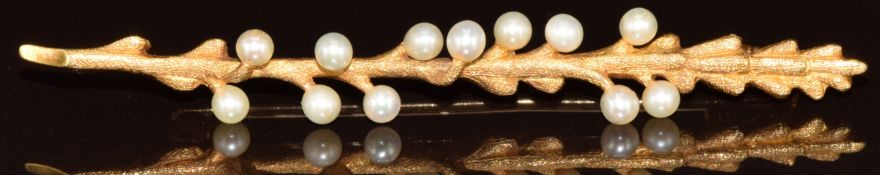 A 9ct gold brooch set with pearls, 3.5g, 5.2cm