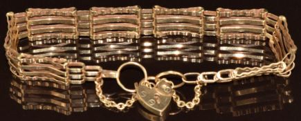 A 9ct gold gate bracelet with heart padlock clasp, 6.7g, 17cm