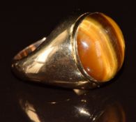 A 14k gold ring set with a tiger's eye cabochon, 14.6g, size U