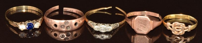 Two 9ct rose gold rings (damaged, 3.7g), two yellow metal rings (damaged, 2.9g) and a 9ct gold