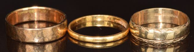 A 22ct gold wedding band (1.8g, size P), 9ct gold wedding band (2.1g, size O) and a yellow metal