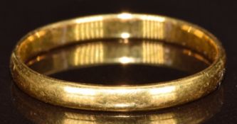 A 22ct gold wedding band / ring, 2g, size K
