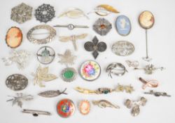 Thirty two silver brooches including cameos, Wedgwood, malachite, amethyst, thistle, abalone,