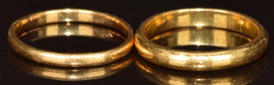 Two 22ct gold wedding bands / rings, 5.5g, size L