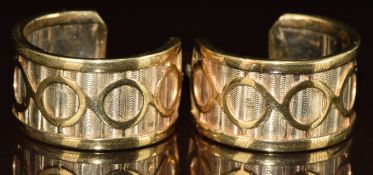 A pair of 9ct gold bi-coloured earrings with circular decoration, 10.6g