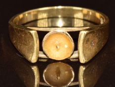 An 18ct gold ring mount (missing a pearl), 3.9g, size P