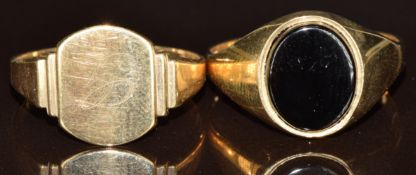Two 9ct gold signet rings, one set with onyx, 4.8g, sizes U & S