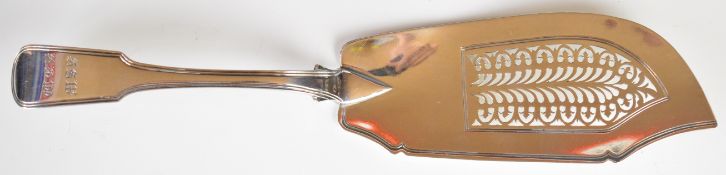 Georgian hallmarked silver fiddle and thread pattern fish serving slice with pierced decoration,