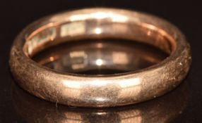 A 9ct rose gold wedding band / ring, 4.8g, size M