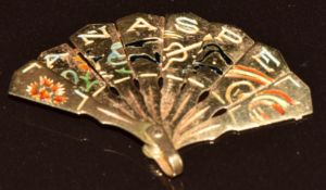 A 9ct gold pendant in the form a fan, 2.2g, 3.2cm