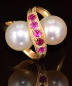 An 18k gold ring set with two cultured pearls and synthetic rubies, 3.7g, size I