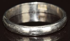 A platinum wedding band / ring, 3.8g, size N
