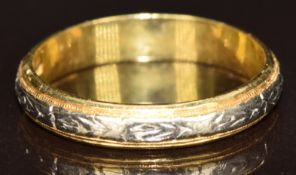 An 18ct gold bi-coloured wedding band / ring with engraved decoration, 3.6g, size M