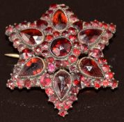 Victorian brooch set with bohemian cut garnets, 5.2g, 2.8cm