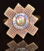 A 22ct gold wedding band / ring with mounted Scottish Guard medallion, 12g, size M/N