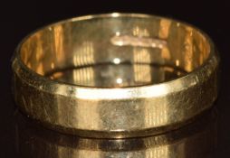 A 9ct gold wedding band / ring, 4.6g, size W