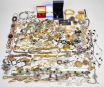 A collection of jewellery including Sarah Coventry brooch and pendant, vintage brooches, filigree