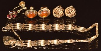 A 9ct gold gate bracelet, two pairs of 9ct gold earrings, one pair set with pressed amber (7.8g) and