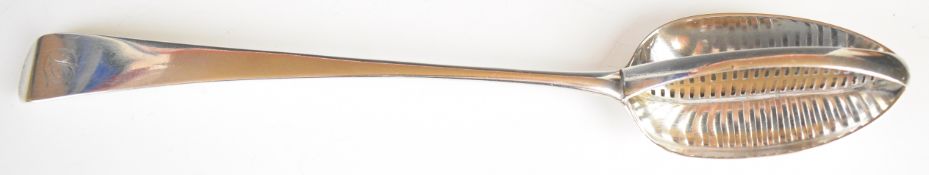 Georgian hallmarked silver gravy straining basting spoon with pierced central divider to the bowl,