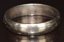 An 18ct white gold wedding band / ring, 6.6g, size V