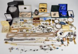 A collection of jewellery including 9ct gold and silver ring, other silver rings, cameo brooch,