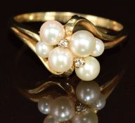 A 9ct gold ring set with pearls and diamonds, 2.5g, size P