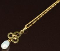 A 14k gold chain and 14k gold pendant set with a freshwater pearl, 4g, 3cm, 48cm