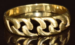An 18ct gold ring with curb link design, 2.5g, size N (ring damaged)