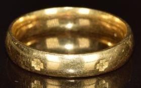 An 18ct gold wedding band / ring with feature 2000 hallmarks around the band, 6.8g, size V