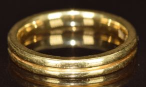 An 18ct gold wedding band / ring, 3.1g, size G/H