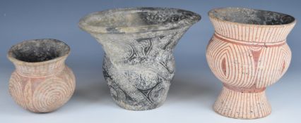 Thailand Ban Chiang period three pottery vessels comprising a noir flared vase with decoration in