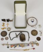 A collection of jewellery including 9ct gold heart pendant on chain (2g), pair of 9ct gold cufflinks