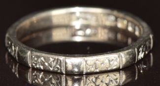 An 18ct white gold octagonal wedding band / ring, London 1951, 2.4g, size L
