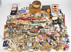 A collection of jewellery including 9ct gold brooch (1.2g), vintage brooches, two silver pocket