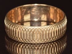 A 9ct gold wedding band with engraved decoration, 2.9g, size P