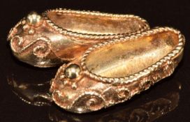 A 9ct gold charm in the form of slippers / shoes, 5.9g