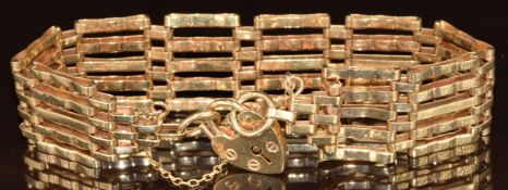 A 9ct gold gate bracelet with heart padlock clasp, 21g, 17.5cm