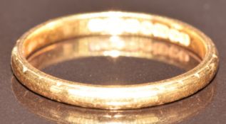 A 22ct gold wedding band / ring, 2.5g, size P