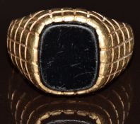 A 9ct gold signet ring set with onyx, 7g, size T