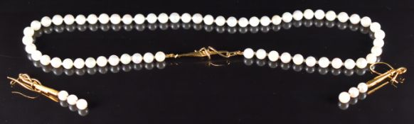 A single strand of cultured pearls with 18k gold clasp, with matching earrings, 40cm, 4.2cm